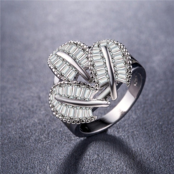 Jewelry - Beautiful 925 Silver Ring White Sapphire New